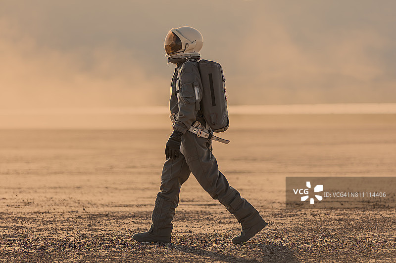 宇航员在火星上行走图片素材