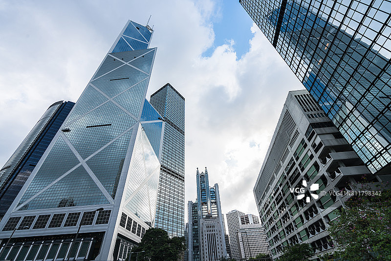 从低角度看香港的摩天大楼图片素材