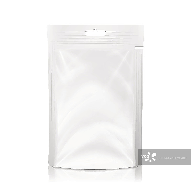 白色空白塑料口袋袋矢量。逼真的模拟模板的塑料箔食品或饮料doypackbag。清洁挂槽。包装设计模板。孤立的插图图片素材