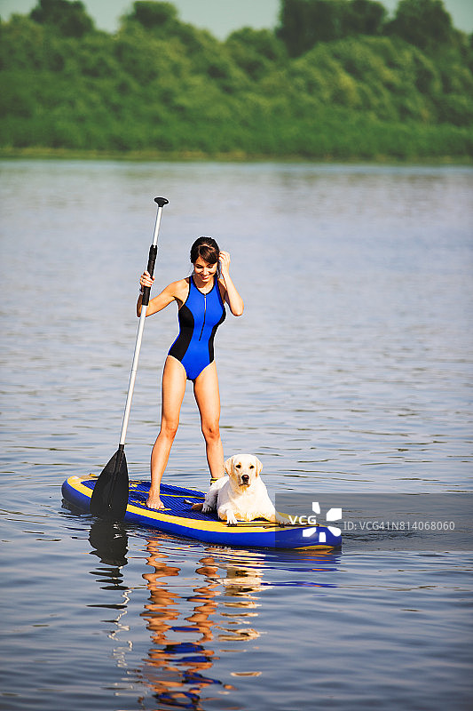 Paddleboarding与狗图片素材