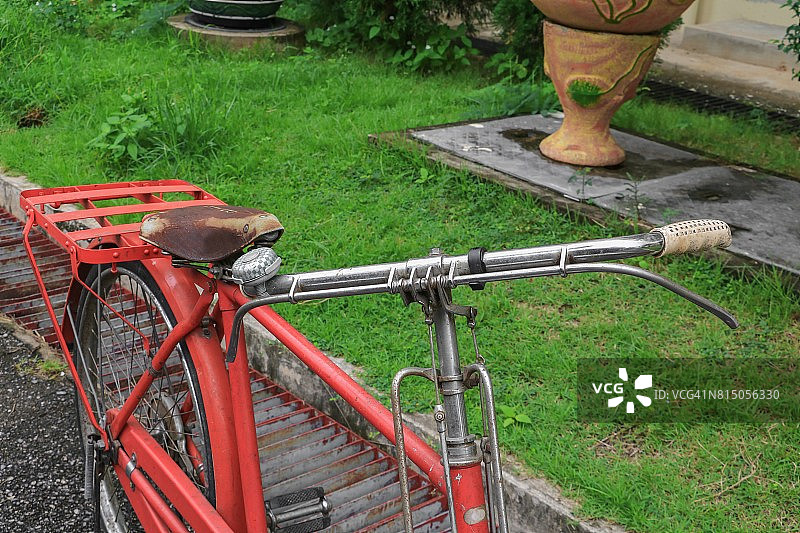 自行车红色经典复古在前美丽与复制空间添加文字图片素材