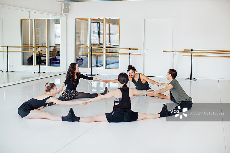 芭蕾舞者在做伸展运动图片素材