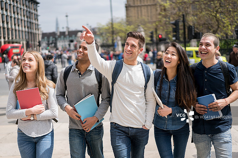 一群快乐的学生在伦敦户外散步图片素材