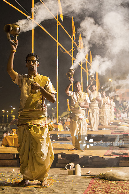 在印度瓦拉纳西，祭司们表演Agni Pooja图片素材