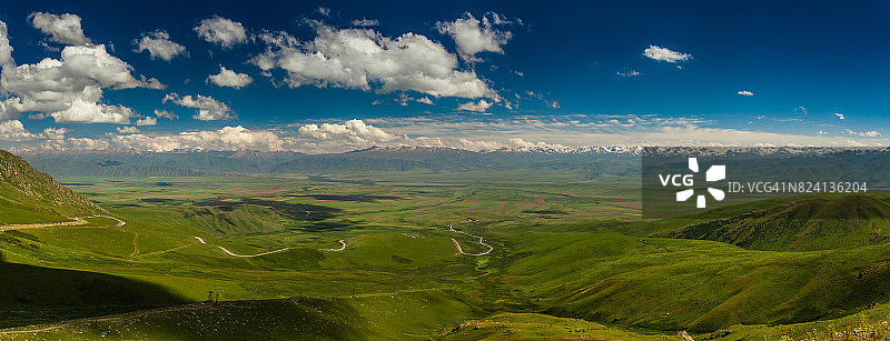 从山口到绿谷和山峦的全景。吉尔吉斯斯坦图片素材