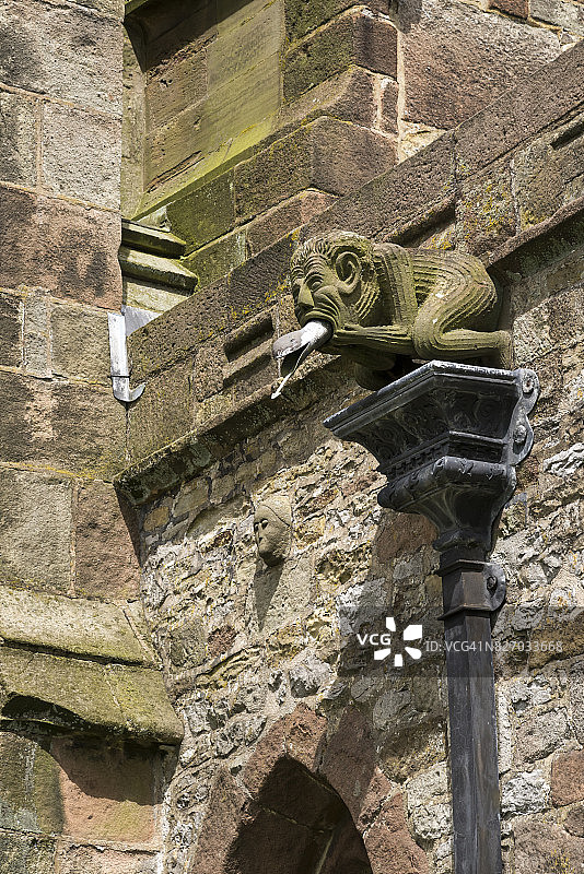 英国教堂塔上的古老石像鬼图片素材