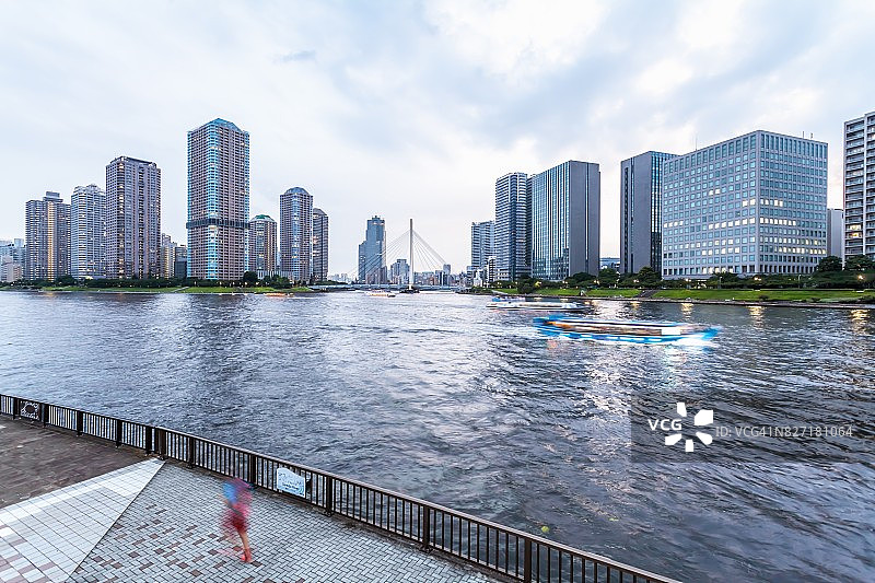 东京城市天际线摩天大楼和中央大hasi桥照亮住田河滨水景观在白天，中央区，东京，日本。图片素材
