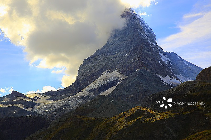 童话般的风景-马特洪峰在戏剧性的天空黎明日出:田园诗般的山谷和梦幻般的瑞士雪山国家象征山，田园诗般的乡村，瓦莱州，瑞士阿尔卑斯山，瑞士图片素材