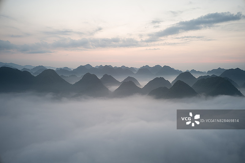 越南的山和景观晨雾图片素材