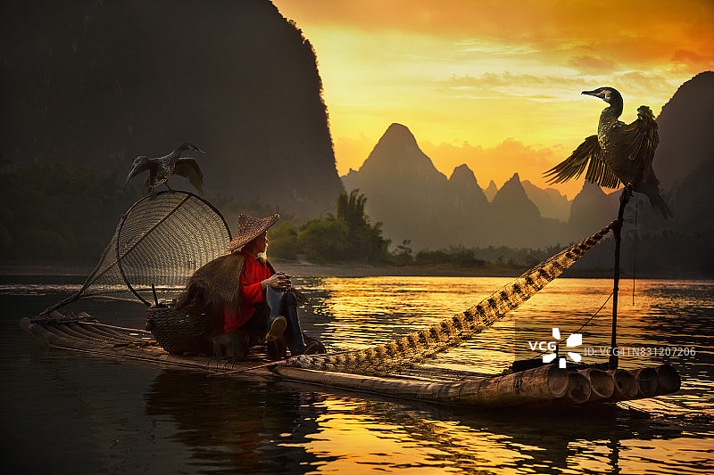 日落漓江上的鸬鹚渔民，阳朔，中国图片素材