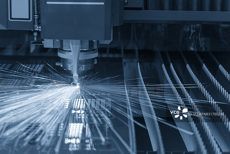 光纤激光切割机用火花光切割金属板材。高新技术制造业的概念。图片素材