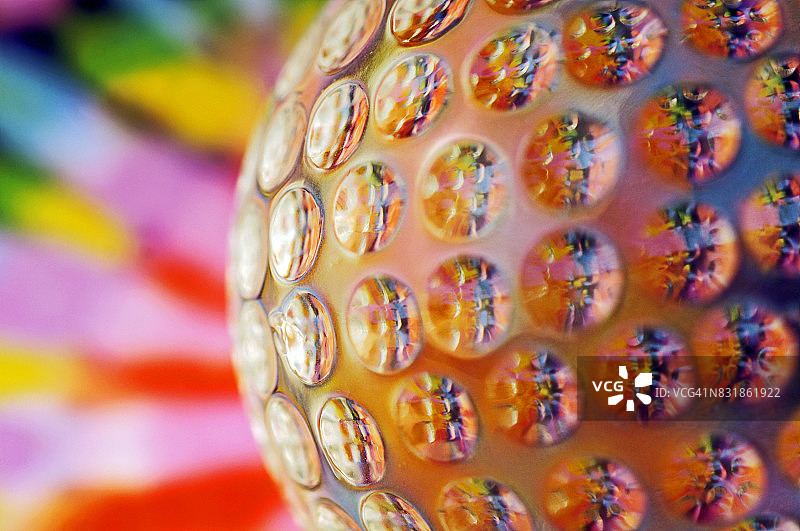彩色背景的水晶球特写图片素材