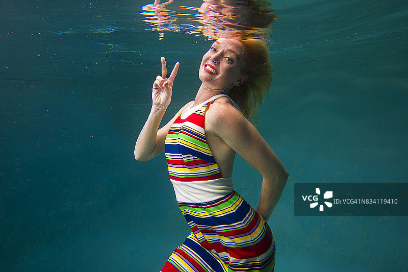 女模特在圣迭戈游泳池里滑旱冰的肖像。图片素材