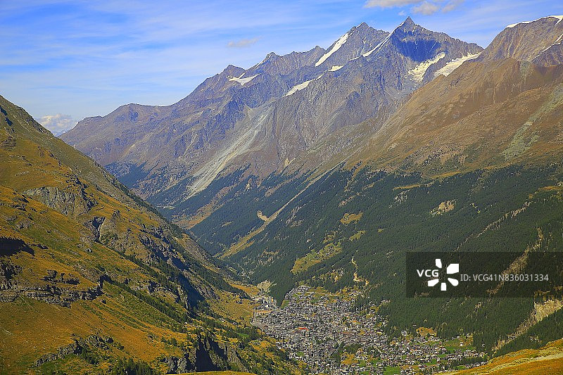 童话般的风景:以上田园诗泽马特阿尔卑斯村庄城市景观山谷和草地，戏剧性的瑞士雪山阿尔卑斯山，田园诗般的乡村，瑞士瓦莱阿尔卑斯，瑞士图片素材