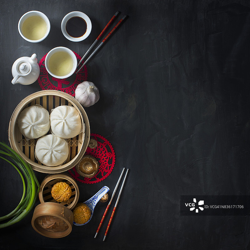 单调的乡村桌面上平铺着中国食物和饮料。图片素材