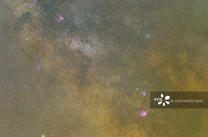 在星空背景上的特写银河系图片素材