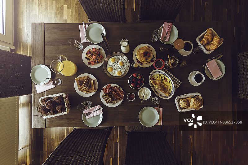 美味早餐，咖啡，华夫饼，煎蛋和新鲜水果图片素材