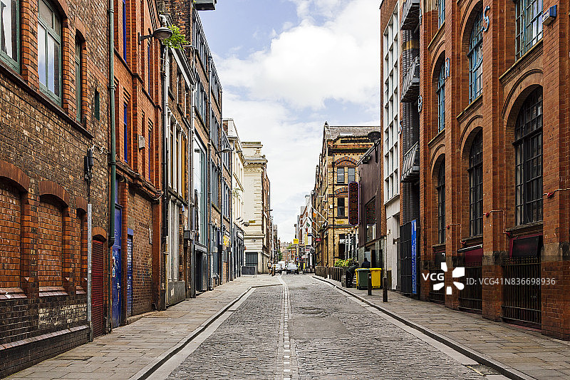 英国利物浦市中心的老街，有砖墙建筑图片素材
