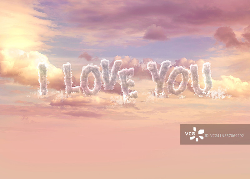 “我爱你”这句话是由云朵和粉红色的日落形成的图片素材