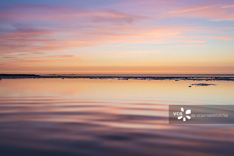 日落时的瓦登海。Cuxhaven、德国图片素材