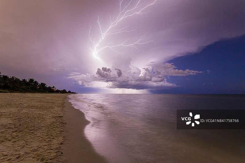 惊人的闪电风暴日落和平静的海洋，在那不勒斯海滩，佛罗里达，美国图片素材