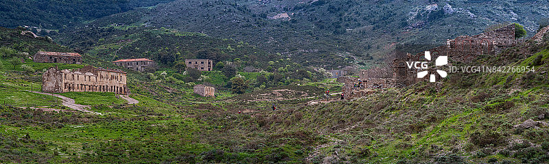 在撒丁岛山与海之间的小路上骑山地车图片素材