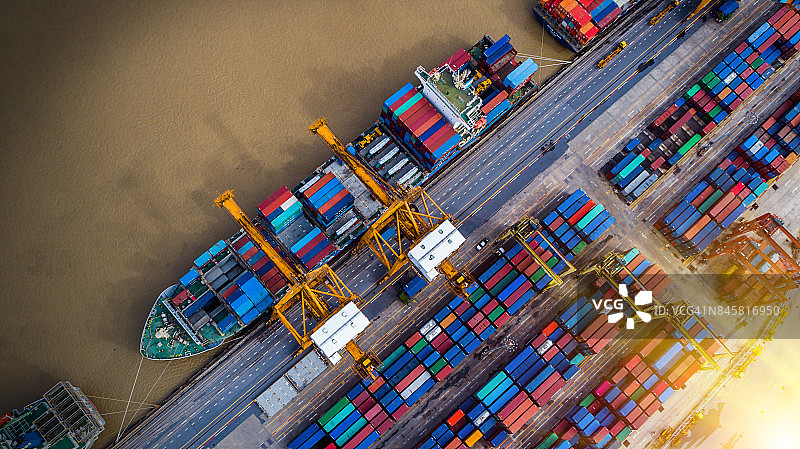 集装箱船用于进出口和商业物流，由起重机，贸易港口，海运货物到港图片素材