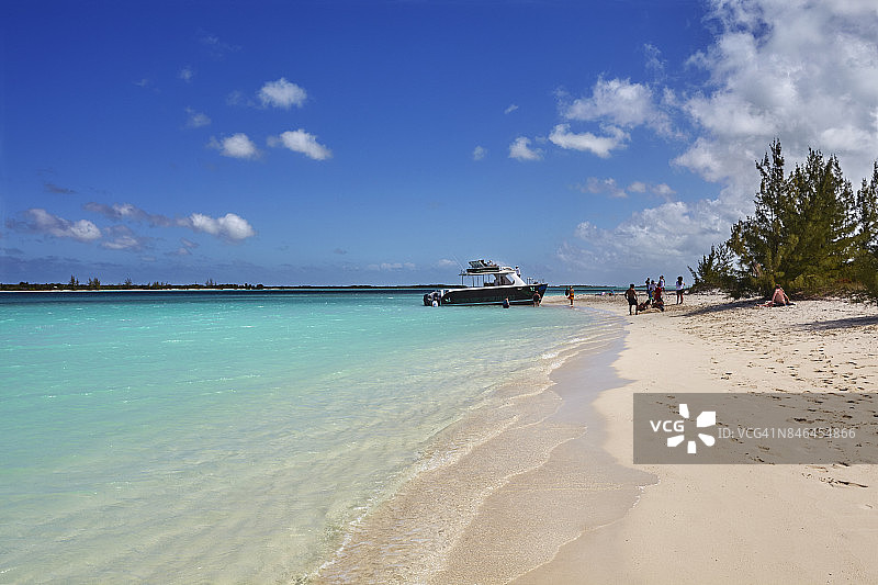 湛蓝的大海和加勒比海热带岛屿沿岸的白色珊瑚沙。图片素材