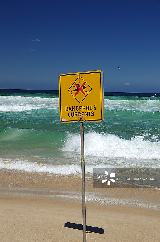 在澳大利亚新南威尔士州悉尼邦迪海滩附近海域，警示游泳者危险洋流的标志图片素材