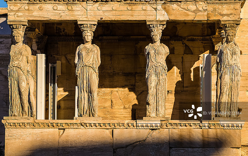 卫城山上的古代大理石女像柱雕像。图片素材