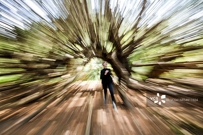 成熟的女人在森林里奔跑图片素材