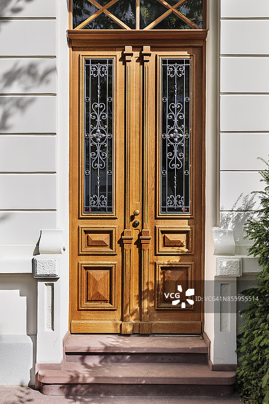 前门，一个装饰的棕色前门，有着庄严的特征图片素材