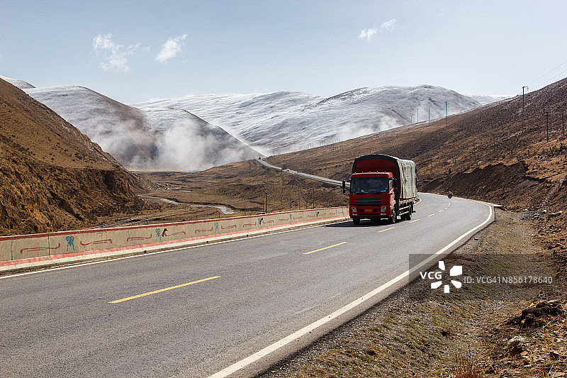 公路上的卡车，美丽的冬季公路在西藏雪山下中国四川图片素材