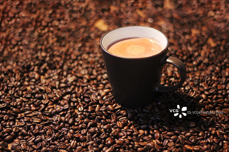 一杯用咖啡豆泡的咖啡图片素材