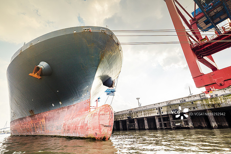 汉堡港的集装箱船图片素材