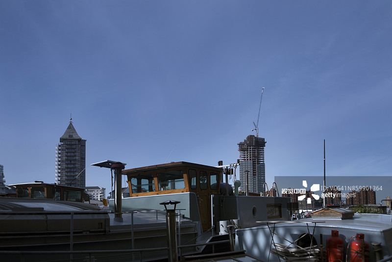 切尔西港和切尔西码头。蓝色的天空。船甲板上图片素材