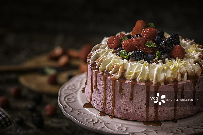 草莓层蛋糕与生奶油图片素材