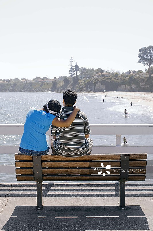 一对夫妇在长凳上的后视图，圣克鲁斯，加利福尼亚图片素材