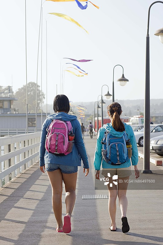 在加州圣克鲁兹，女人们走在人行道上图片素材