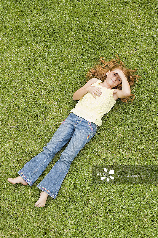 女孩在草地上放松的高角度视图图片素材