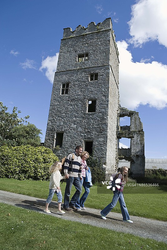 爱尔兰塔遗址公园的家庭观光图片素材