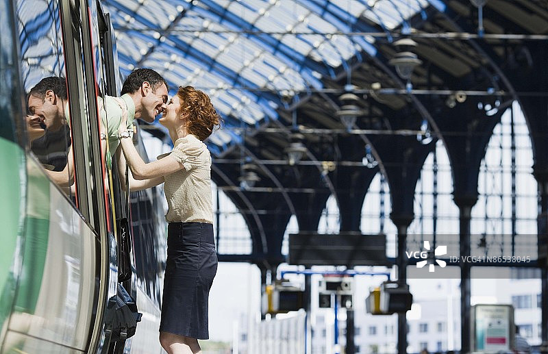 火车上接吻的情侣图片素材
