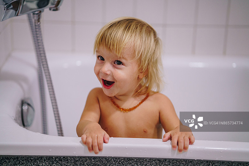 快乐的男孩正在洗澡图片素材