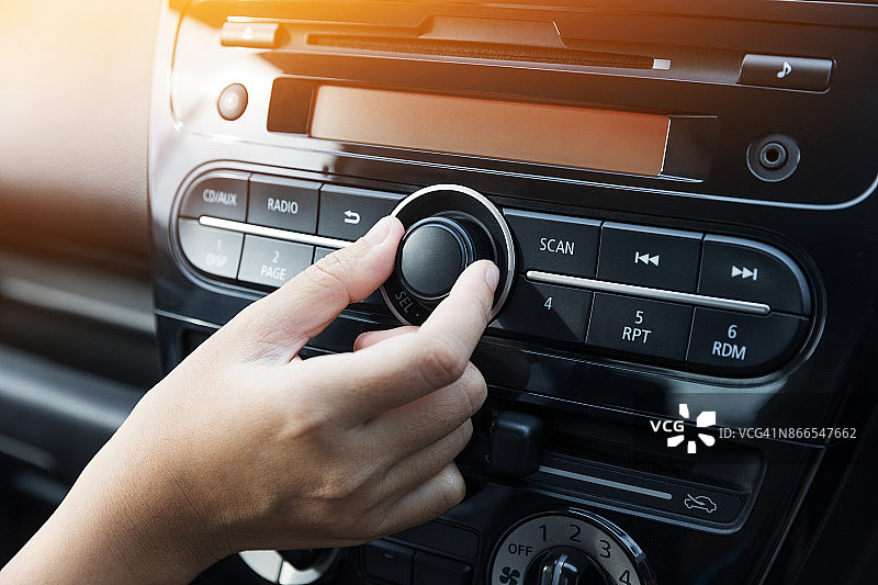 女人在车里转动收音机的按钮图片素材