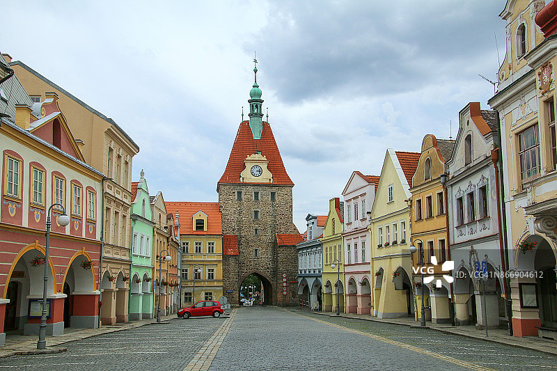捷克共和国多玛兹利斯的市场上，巴洛克和文艺复兴时期的建筑图片素材