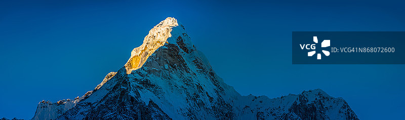 金色的光在雪峰阿玛达布拉姆喜马拉雅山尼泊尔图片素材
