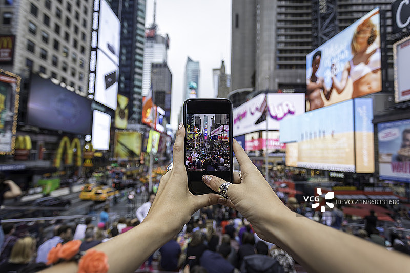 一名女性在纽约时代广场用手机拍照图片素材