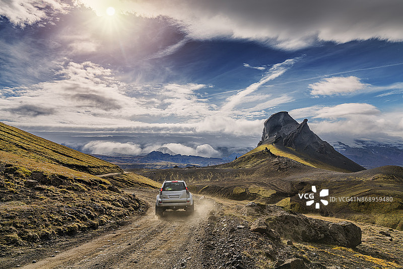 吉普车行驶在冰岛中部高地埃因海宁古尔山的山路上图片素材