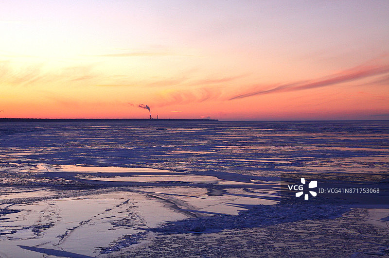 冰冻湖面上的彩色日落天空图片素材