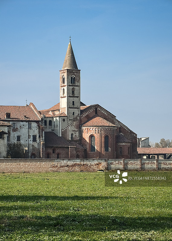斯塔法尔达修道院的后殿和钟楼，意大利皮埃蒙特中世纪西多会建筑的一个例子图片素材